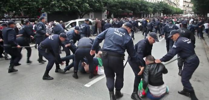 Des policiers algériens arrêtent des manifestants
