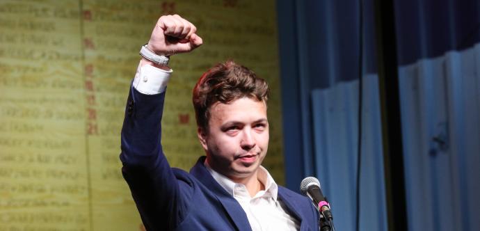Raman Pratasevitch brandit un point lors d'un rassemblement en Pologne en 2020