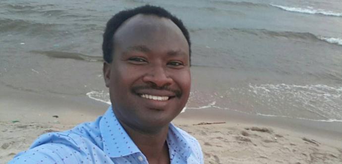 Germain Rukuki sur la plage