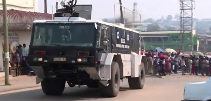 Un camion blindé passe sur une rue de l'Eswatini