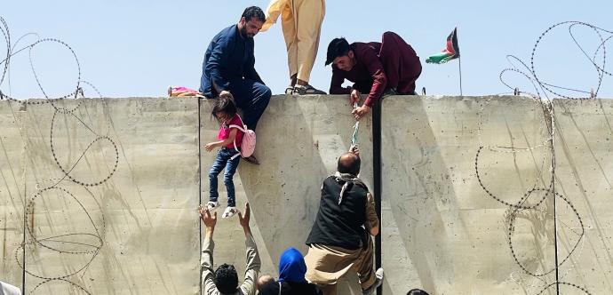 Des milliers d'Afghans se précipitent à l'aéroport de Kaboul