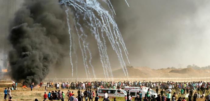 Des grenades lacrymogènes sont lancées par les forces israéliennes lors d’une manifestation palestinienne le long de la frontière entre la bande de Gaza et Israël, à l’est de la ville de Gaza. Des Palestinien·ne·s ont été tués ou grièvement blessés pendant cette manifestation, le 22 juin 2018