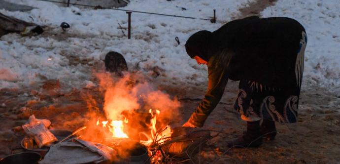 femme syrienne faisant un feu 