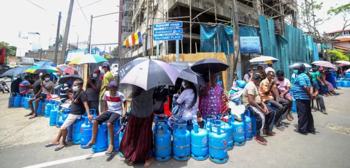 Personnes assises sur des bouteilles de gaz