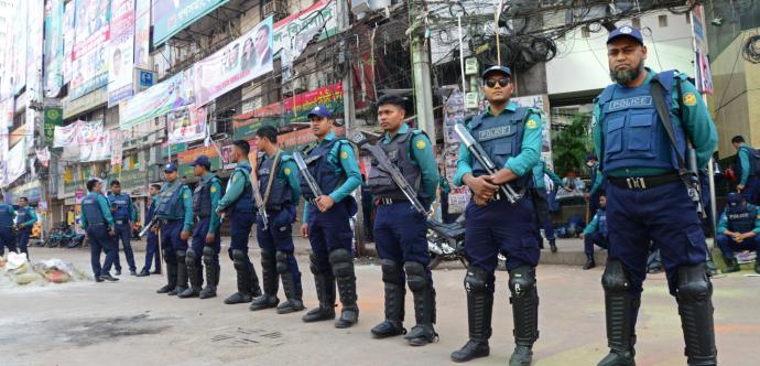 Des policiers en rang