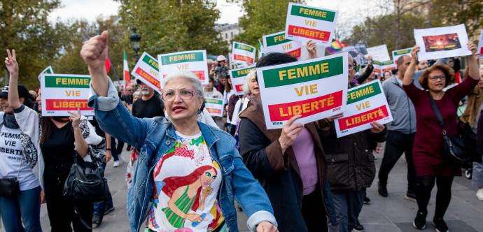 Des manifestants avec des pancates "Femme Vie Liberté"
