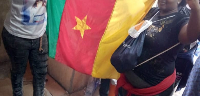 Des personnes qui tiennent le drapeau du Cameroun