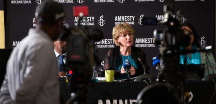 Agnès Callamard qui parle devant des caméras