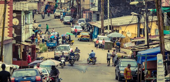 Une rue du Cameroun avec des voitures et des piétons