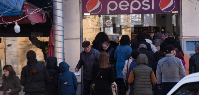 Des personnes qui attendent pour entrer dans un magasin