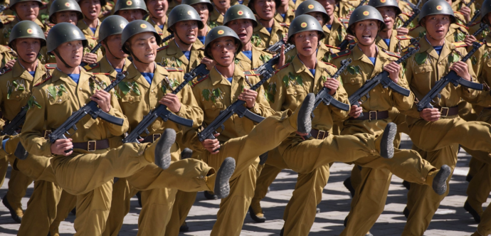 Des soldats dans un défilé militaire