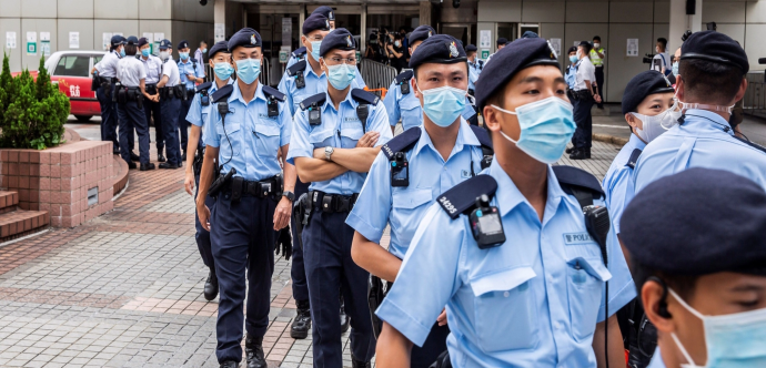 Des policiers en file avec des masques chirurgicaux 