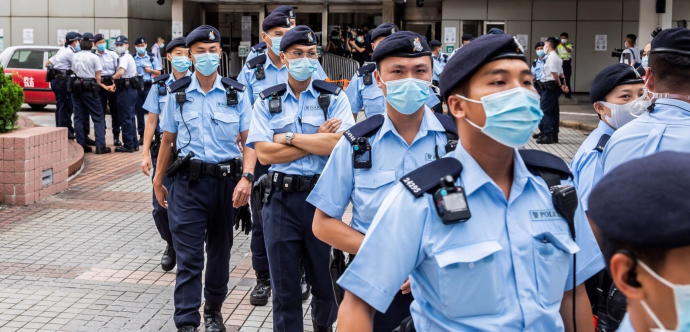 Des policiers en file avec des masques chirurgicaux 