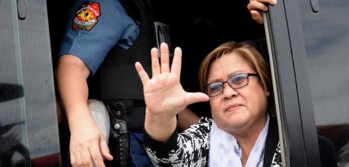 Leila de Lima fait un geste d'au revoir