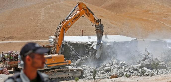 Une pelleteuse Hyundai CE d'Israël démolit un bâtiment palestinien