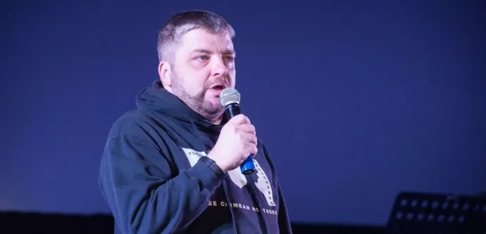 un militant au micro