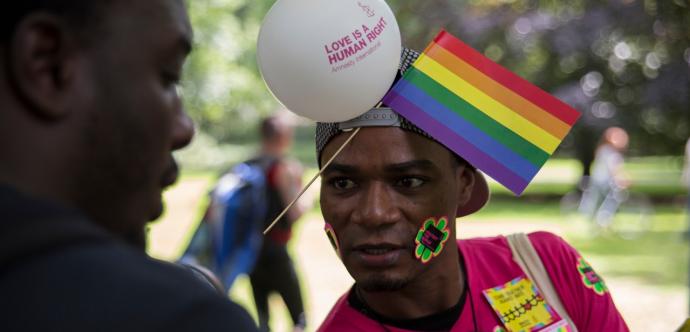 Homme avec un drapeau LGBTI