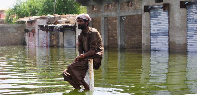 Un homme au milieu des inondations 