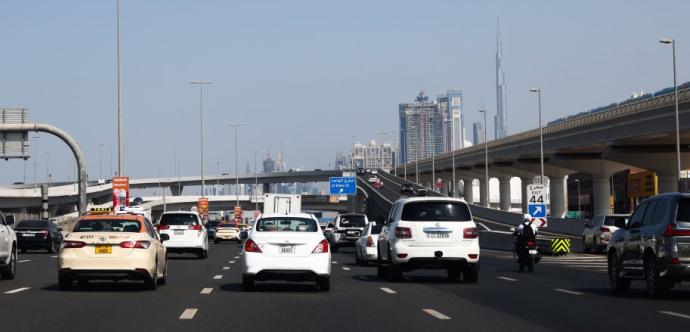 Des voitures sur une autoroute 