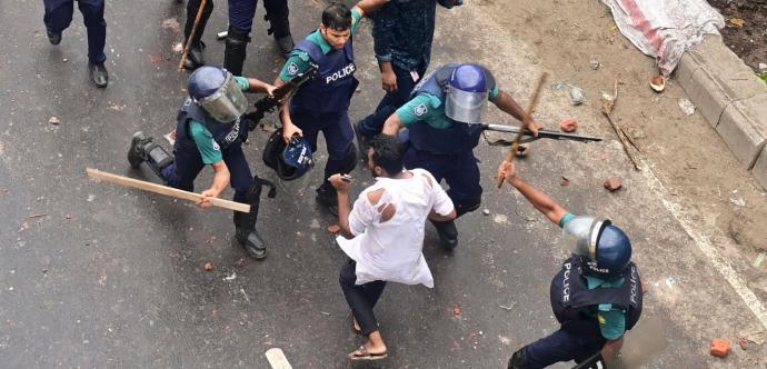 Un homme qui se fait battre par les autorités 