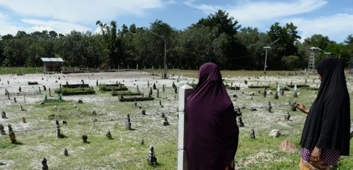 Deux femmes Thaïlandaises face à un cimetière