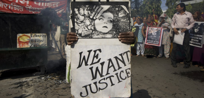 Affiche portant l'inscription "We want justice"