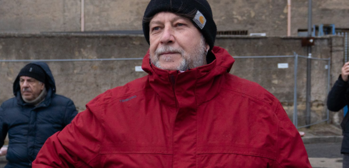 Homme en manteau rouge avec une tuque noire