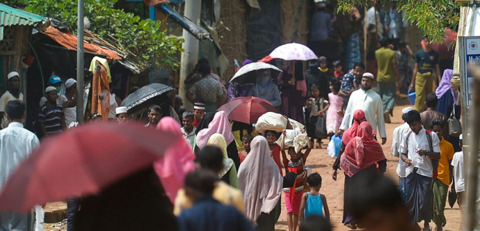 Photo de la population bangladaise se protégeant du soleil ou transportant des charges