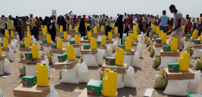 Distribution de vivres alimentaires à la population yéménite