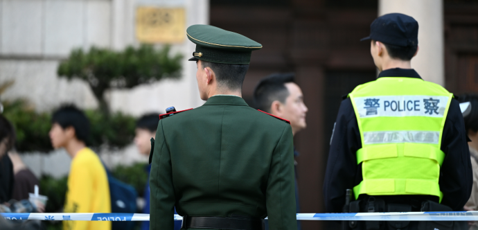 Gendarmes et policiers chinois de dos