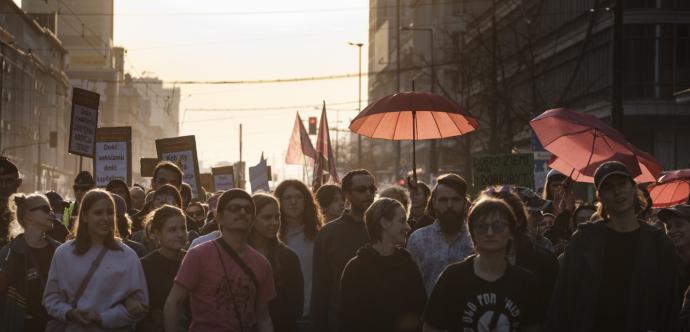 rassemblement de personnes qui marchent dans la rue