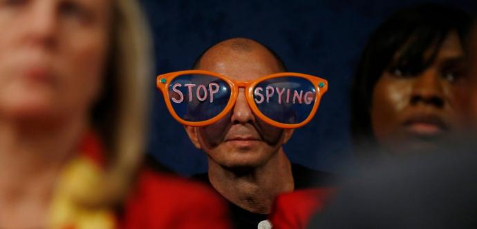 un homme avec des grosses lunettes qui disent stop spying