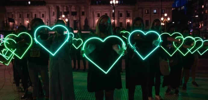 Femmes tenant des coeurs en led