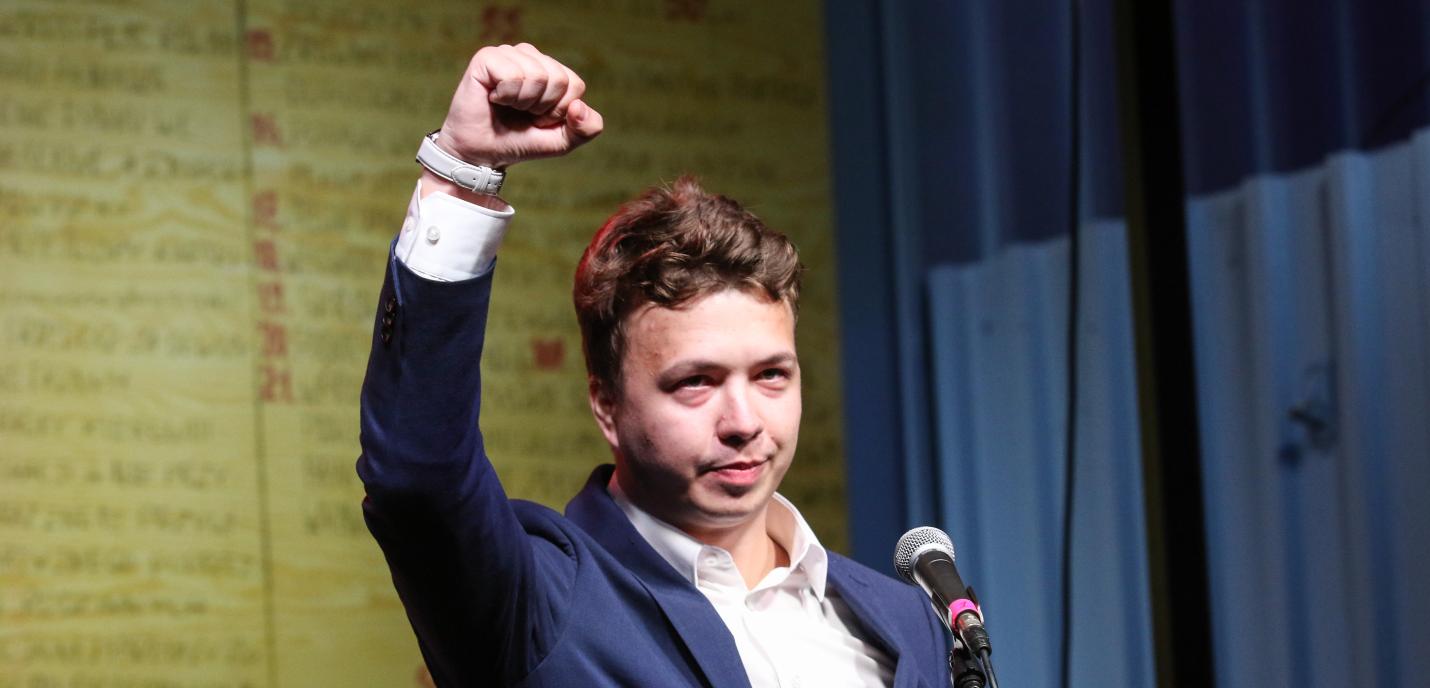 Raman Pratasevitch brandit un point lors d'un rassemblement en Pologne en 2020