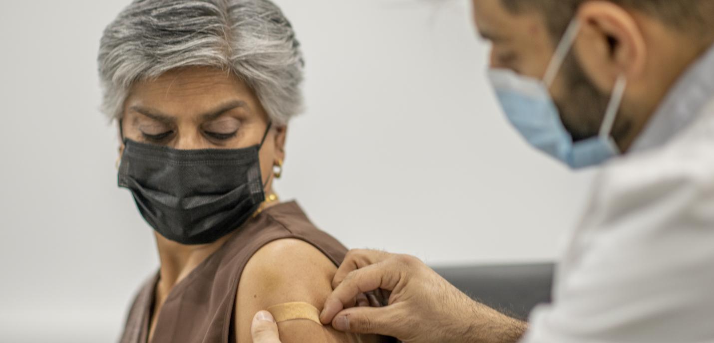 Une femme se fait vaccinnée