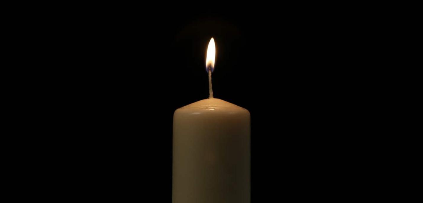 Chandelle sur fond noir.