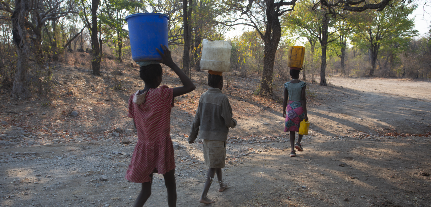 Des porteuses d'eau sur une route