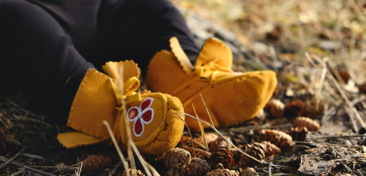 Des pieds d'enfants dans des mocassins