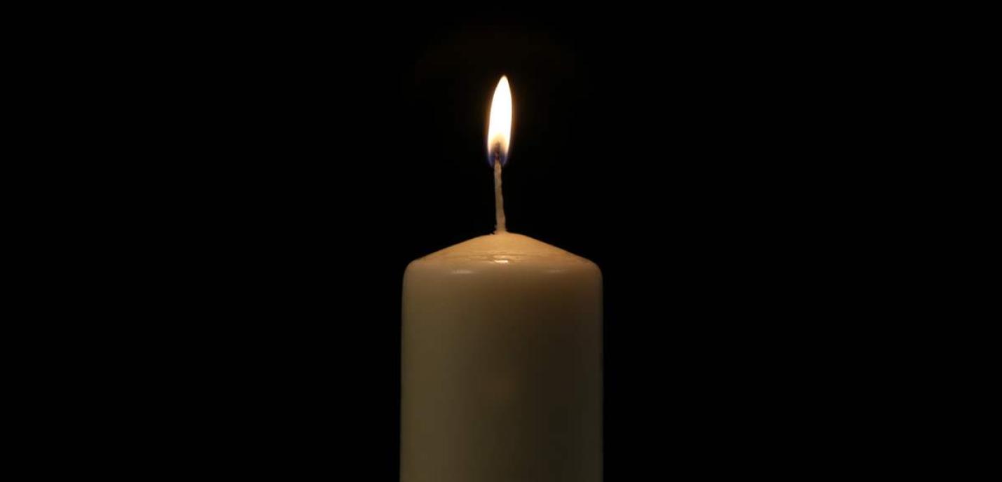 Chandelle sur fond noir.