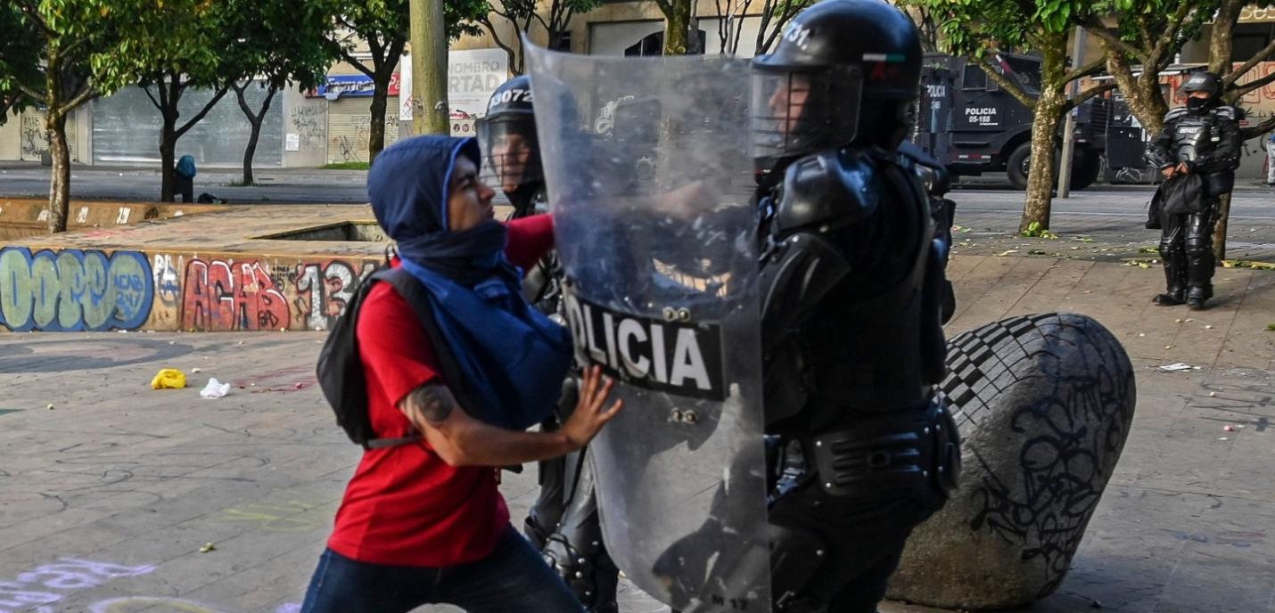 Manifestant contre policier