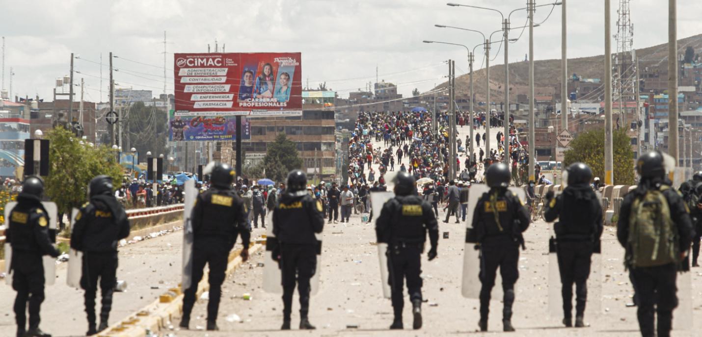 Lignes de policiers avec des manifestants au loin