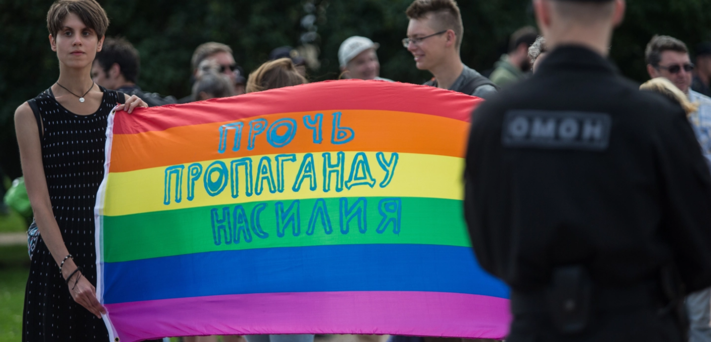 Une manifestation avec des militants portant le drapeau LGBTI