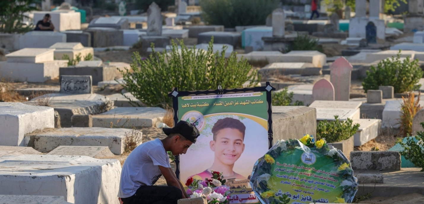 Un jeune qui se recueille sur la tombe d'un autre jeune