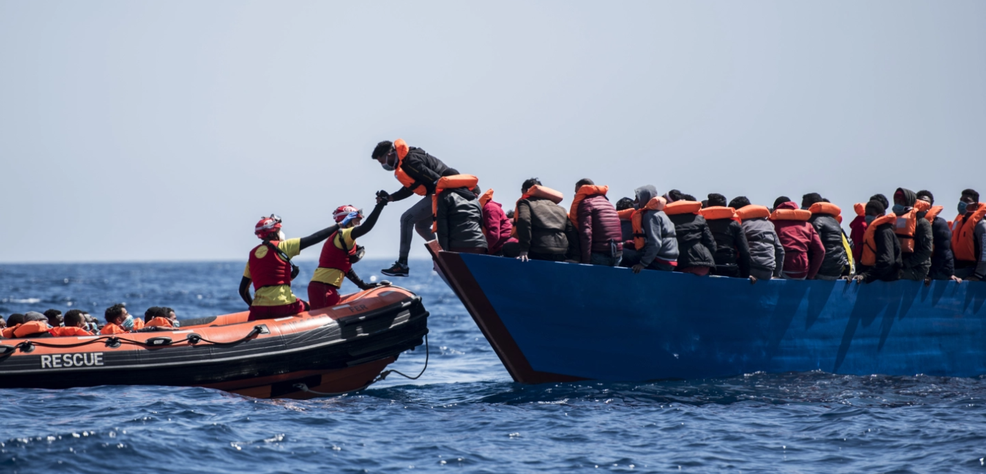 Des sauveteurs et des migrants en mer Méditerranée