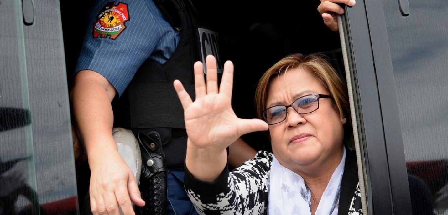 Leila de Lima fait un geste d'au revoir