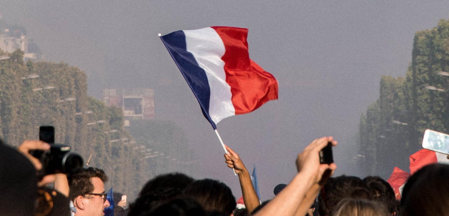 Drapeau de la France avec des gens dans la rue