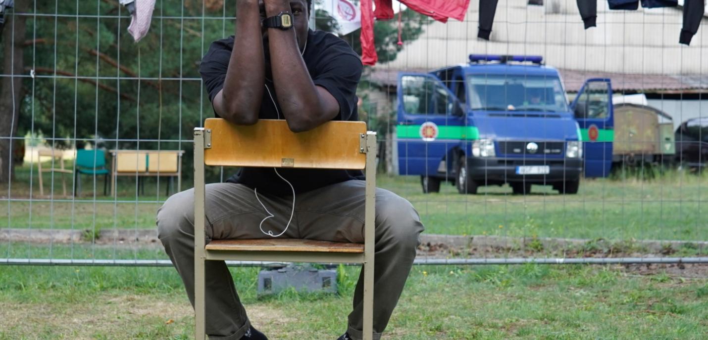 hommes sur une chaise