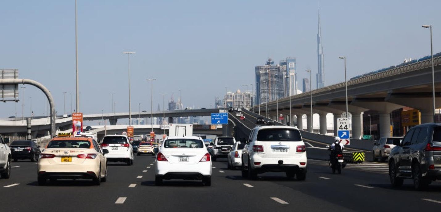 Des voitures sur une autoroute