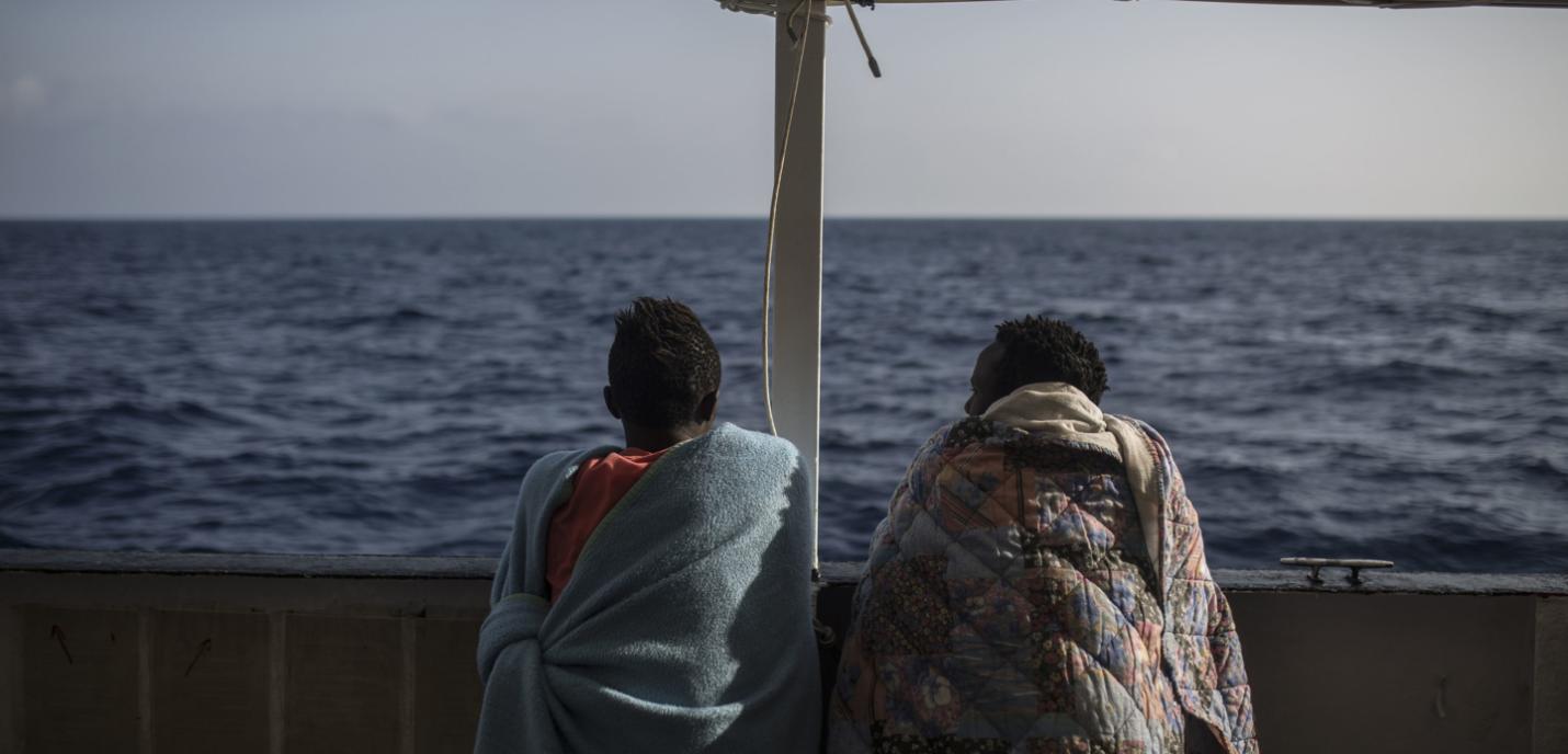 Deux hommes sur un bateau