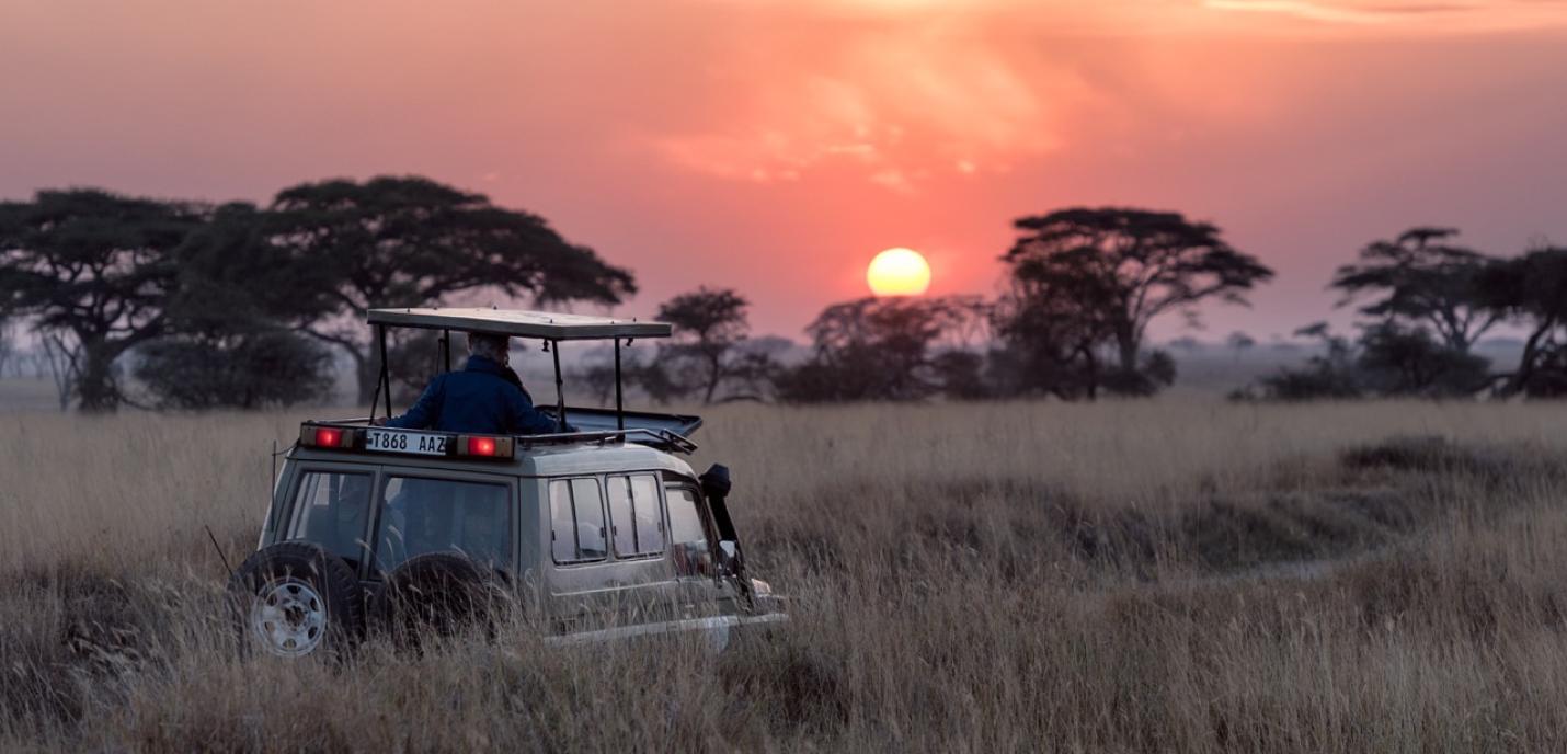 Voiture en Tanzanie, au coucher de soleil
